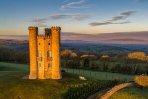 Unclassified image, 5 of 23, button - Cotswolds Grade II Listed Barn +underfloor heating (Little Rissington)
