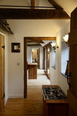 Interior - Cotswolds Grade II Listed Barn +underfloor heating (Little Rissington)