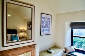 Unclassified image, 3 of 19, button - Cosy Cotswold Cottage with Double-Sided Fireplace (Oxfordshire)