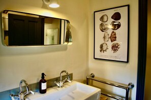 Unclassified image, 2 of 19, button - Cosy Cotswold Cottage with Double-Sided Fireplace (Oxfordshire)