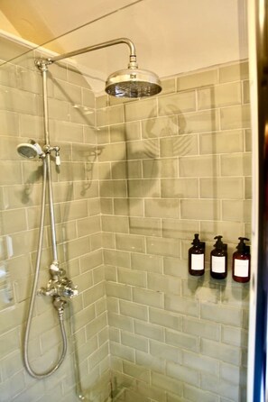 Unclassified image, 5 of 19, button - Cosy Cotswold Cottage with Double-Sided Fireplace (Oxfordshire)