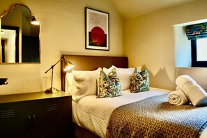 Unclassified image, 4 of 19, button - Cosy Cotswold Cottage with Double-Sided Fireplace (Oxfordshire)