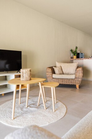 Smart TV - Stylish 2-bedroom vacation home in Belnem, Bonaire—near beaches, dive spots & restaurants. (Belnem)