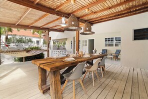 Outdoor dining - Stylish 2-bedroom vacation home in Belnem, Bonaire—near beaches, dive spots & restaurants. (Belnem)