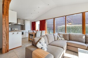 Smart TV - Modern holiday home in Groote Keeten for 4 guests near the beach and Callantsoog. Features dishwasher, underfloor heating and luxury bathroom. Comfortable holiday home by the sea in North Holland. (Callantsoog)