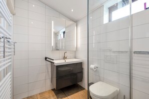 Bathroom - Modern holiday home in Groote Keeten for 4 guests near the beach and Callantsoog. Features dishwasher, underfloor heating and luxury bathroom. Comfortable holiday home by the sea in North Holland. (Callantsoog)