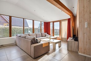 Smart TV - Modern holiday home in Groote Keeten for 4 guests near the beach and Callantsoog. Features dishwasher, underfloor heating and luxury bathroom. Comfortable holiday home by the sea in North Holland. (Callantsoog)