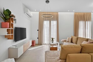 Smart TV, books - MariTeo 2BR Apartment by the sea in charming Rethymno (Rethymno)
