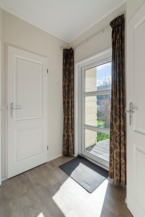 Interior - Chalet Zeekraal is a comfortable holiday home in Groote Keeten for 6 guests. Featuring 3 bedrooms, an open kitchen and a peaceful location near the beach, it’s perfect for a relaxing seaside holiday in North Holland. (Callantsoog)