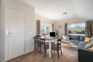 Dining - Chalet Zeekraal is a comfortable holiday home in Groote Keeten for 6 guests. Featuring 3 bedrooms, an open kitchen and a peaceful location near the beach, it’s perfect for a relaxing seaside holiday in North Holland. (Callantsoog)