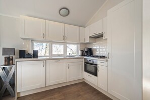 Private kitchen - Chalet Zeekraal is a comfortable holiday home in Groote Keeten for 6 guests. Featuring 3 bedrooms, an open kitchen and a peaceful location near the beach, it’s perfect for a relaxing seaside holiday in North Holland. (Callantsoog)