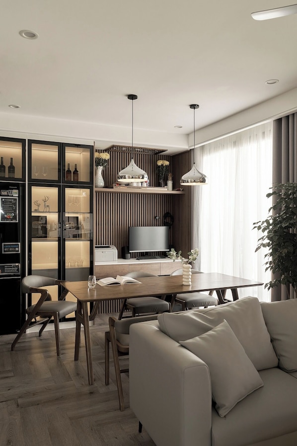 Espresso maker, coffee/tea maker, electric kettle, dining tables - Bonsai Hotel Bangkok (Bangkok)