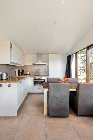 Private kitchen - Modern holiday home in Groote Keeten for 4 guests near the beach and Callantsoog. Features dishwasher, underfloor heating and luxury bathroom. Comfortable holiday home by the sea in North Holland. (Callantsoog)