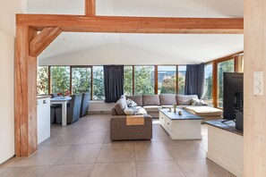 Smart TV - Modern holiday home in Groote Keeten for 4 guests near the beach and Callantsoog. Features dishwasher, underfloor heating and luxury bathroom. Comfortable holiday home by the sea in North Holland. (Callantsoog)