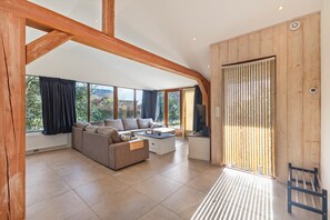 Smart TV - Modern holiday home in Groote Keeten for 4 guests near the beach and Callantsoog. Features dishwasher, underfloor heating and luxury bathroom. Comfortable holiday home by the sea in North Holland. (Callantsoog)
