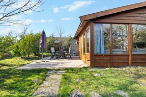 Outdoor dining - Modern holiday home in Groote Keeten for 4 guests near the beach and Callantsoog. Features dishwasher, underfloor heating and luxury bathroom. Comfortable holiday home by the sea in North Holland. (Callantsoog)