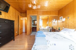 4 bedrooms, iron/ironing board, WiFi, bed sheets - La Rosa De Los Vientos, Villa with Pool & Hot Tub in Sierra de Guadarrama (Los Ángeles de San Rafael)