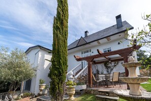 Exterior - La Rosa De Los Vientos, Villa with Pool & Hot Tub in Sierra de Guadarrama (Los Ángeles de San Rafael)