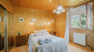 4 makuuhuonetta, silitysrauta/-lauta, Wi-Fi, vuodevaatteet