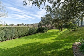 Property grounds - La Rosa De Los Vientos, Villa with Pool & Hot Tub in Sierra de Guadarrama (Los Ángeles de San Rafael)