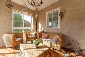 Una televisión, una chimenea