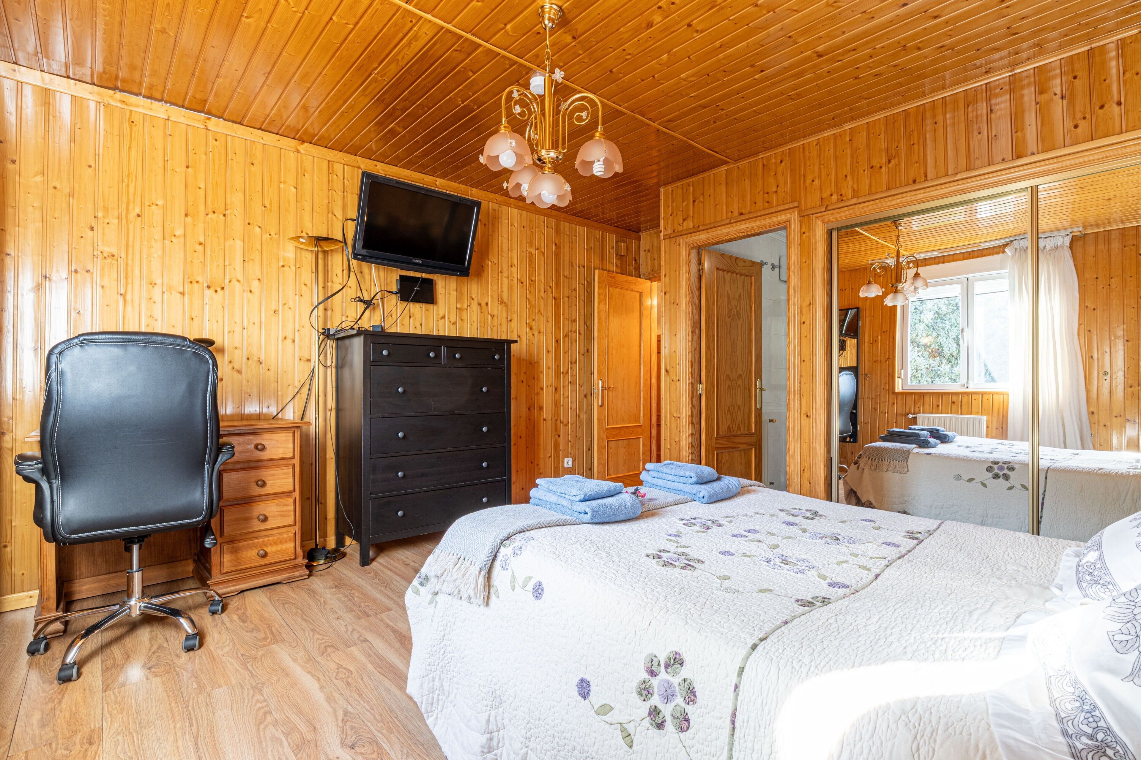 4 makuuhuonetta, silitysrauta/-lauta, Wi-Fi, vuodevaatteet