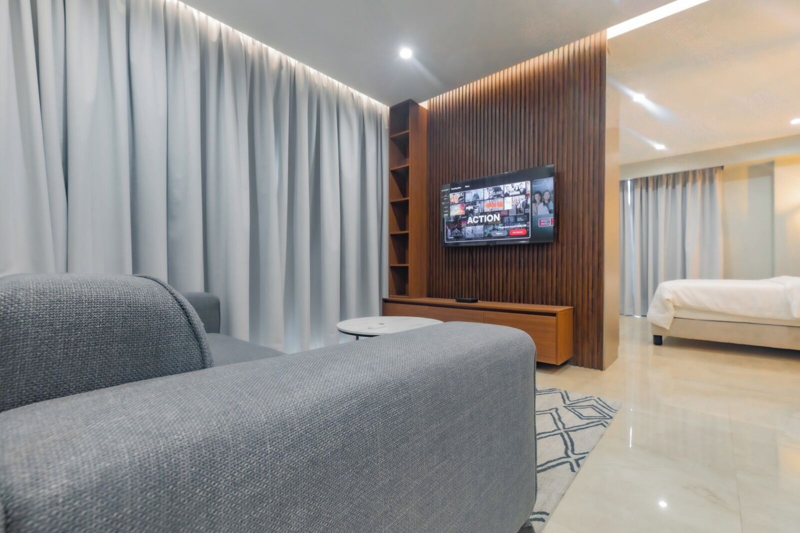 Apartamento luxo, sacada, vista para a cidade | Ferros/tábuas de passar roupa, Wi-Fi de cortesia