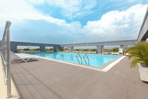 Outdoor pool - Sky Suites BRAVIA RESIDENCE OSU (Accra)