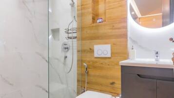 Deluxe Apartment, Balcony, City View | Bathroom