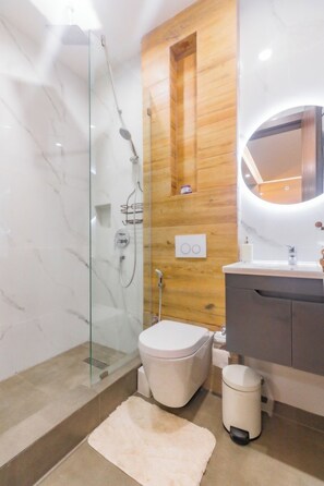 Deluxe Apartment, Balcony, City View | Bathroom - Sky Suites BRAVIA RESIDENCE OSU (Accra)