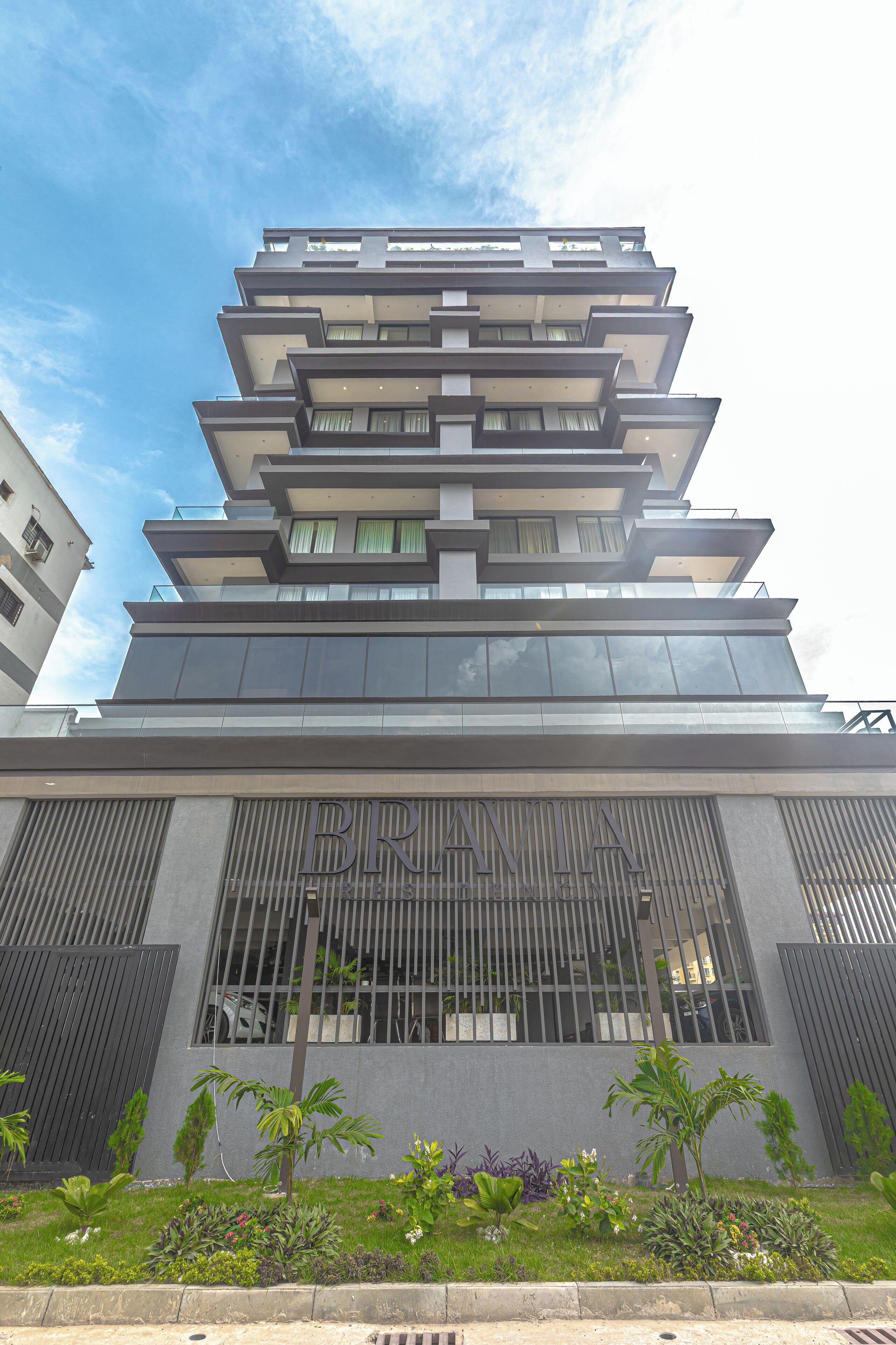 Ein mehrstöckiges Gebäude mit moderner Architektur, das Balkone und große Fenster aufweist.
