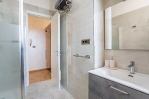 Shower, hair dryer, towels - Testaccio Skyline (Roma)