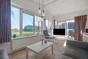 Smart TV - Peaceful holiday home in Groote Keeten for 4 guests near the beach, Callantsoog and Julianadorp. Features open kitchen, underfloor heating and 2 bedrooms. Perfect holiday home by the sea in North Holland. (Callantsoog)