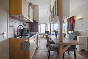 Private kitchen - Peaceful holiday home in Groote Keeten for 4 guests near the beach, Callantsoog and Julianadorp. Features open kitchen, underfloor heating and 2 bedrooms. Perfect holiday home by the sea in North Holland. (Callantsoog)
