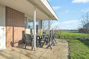 Outdoor dining - Peaceful holiday home in Groote Keeten for 4 guests near the beach, Callantsoog and Julianadorp. Features open kitchen, underfloor heating and 2 bedrooms. Perfect holiday home by the sea in North Holland. (Callantsoog)