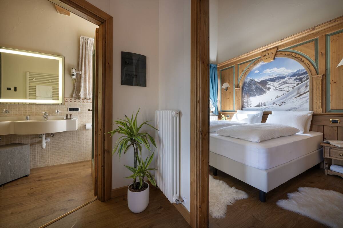 Suite, Balcony, Mountain View | In-room safe, iron/ironing board, free WiFi