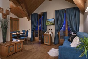 Suite, Balcony, Mountain View | Living area