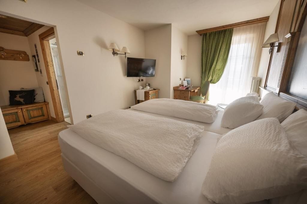 Standardværelse med dobbeltseng eller 2 enkeltsenge - balkon - bjergudsigt | Pengeskab på værelset, strygejern/strygebræt, gratis Wi-Fi