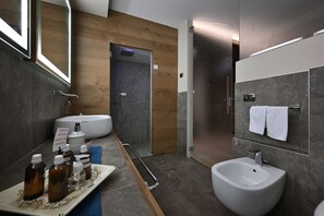 Habitación Deluxe con 1 cama doble o 2 individuales, balcón, vistas a la montaña