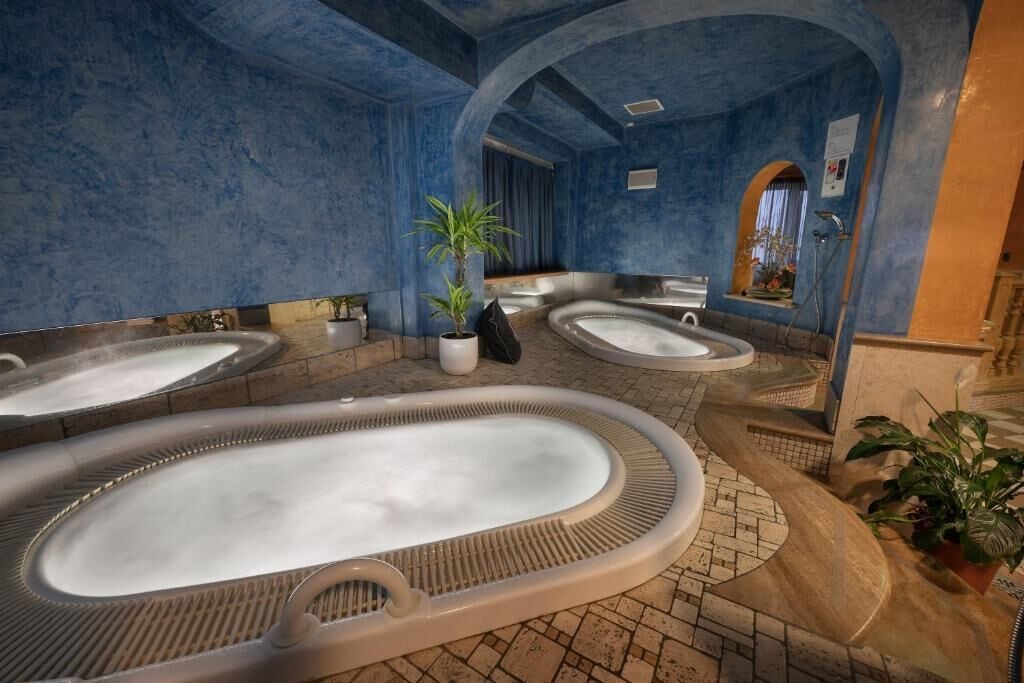 Sauna, hot tub, steam room, hot stone massages, deep-tissue massages