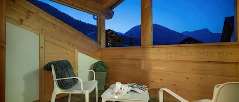 Deluxe-Doppel- oder -Zweibettzimmer, Balkon, Bergblick | Zimmersafe, Bügeleisen/Bügelbrett, kostenloses WLAN