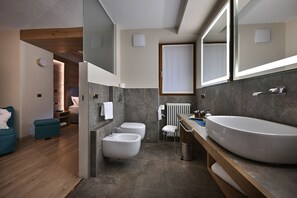Habitación Deluxe con 1 cama matrimonial o 2 individuales, balcón, vista a la montaña | Baño | Amenidades de baño gratuitas, secadora de cabello, pantuflas, bidet 