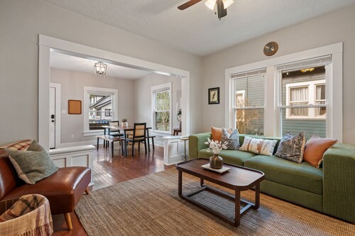 Classic charm home meets modern comfort in the heart of Uptown Vancouver. Just 4 blocks to Main Street and a short drive to the Waterfront, this spacious 5-bedroom home is perfect for families, friend groups, and multi-generational stays.