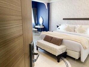 Caja fuerte, escritorio, espacio para trabajar con un portátil