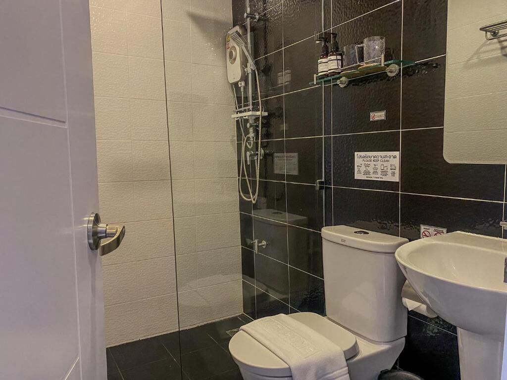 Phòng 2 giường đơn Deluxe | Phòng tắm | Buồng tắm vòi sen, đồ dùng nhà tắm miễn phí, máy sấy tóc 