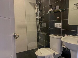 Deluxe Twin Room | Bathroom | Shower, free toiletries, hair dryer, slippers - CRAFT 7th Boutique Nimman (Chiang Mai)