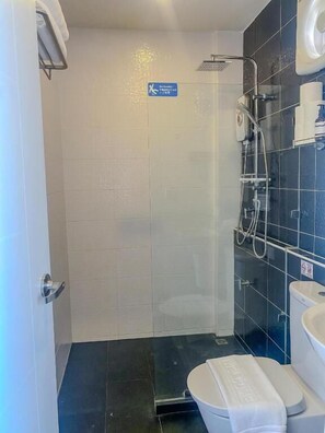 Shower, perlengkapan mandi gratis, pengering rambut, dan sandal