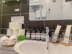 Shower, perlengkapan mandi gratis, pengering rambut, dan sandal