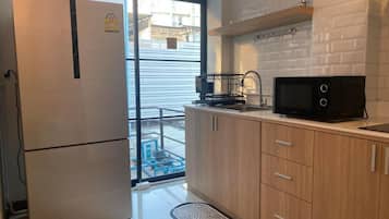 Habitación Deluxe doble | Cocina privada | Frigorífico pequeño, microondas y utensilios de cocina