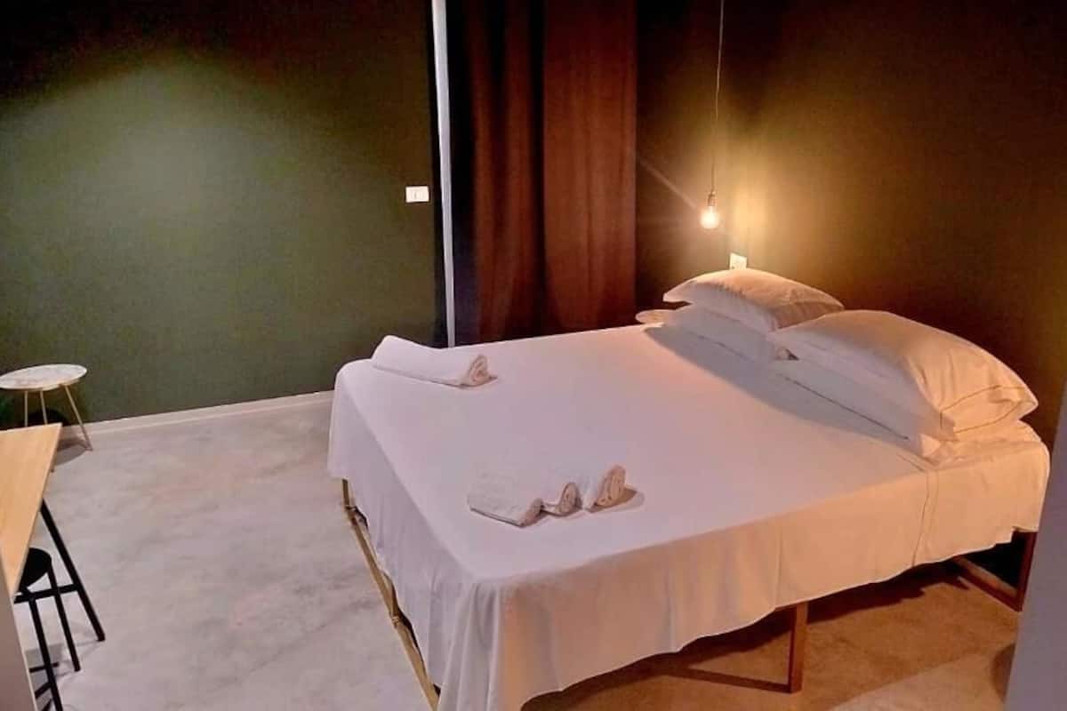 Deluxe tweepersoonskamer, 1 kingsize bed met slaapbank, patio